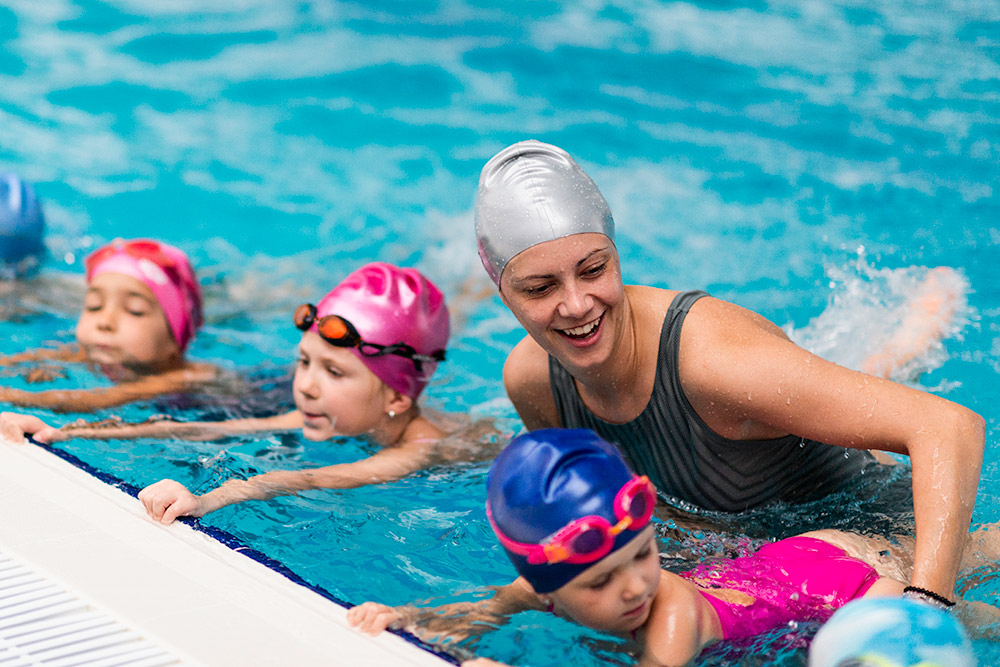 Group of children with a swimming instructor