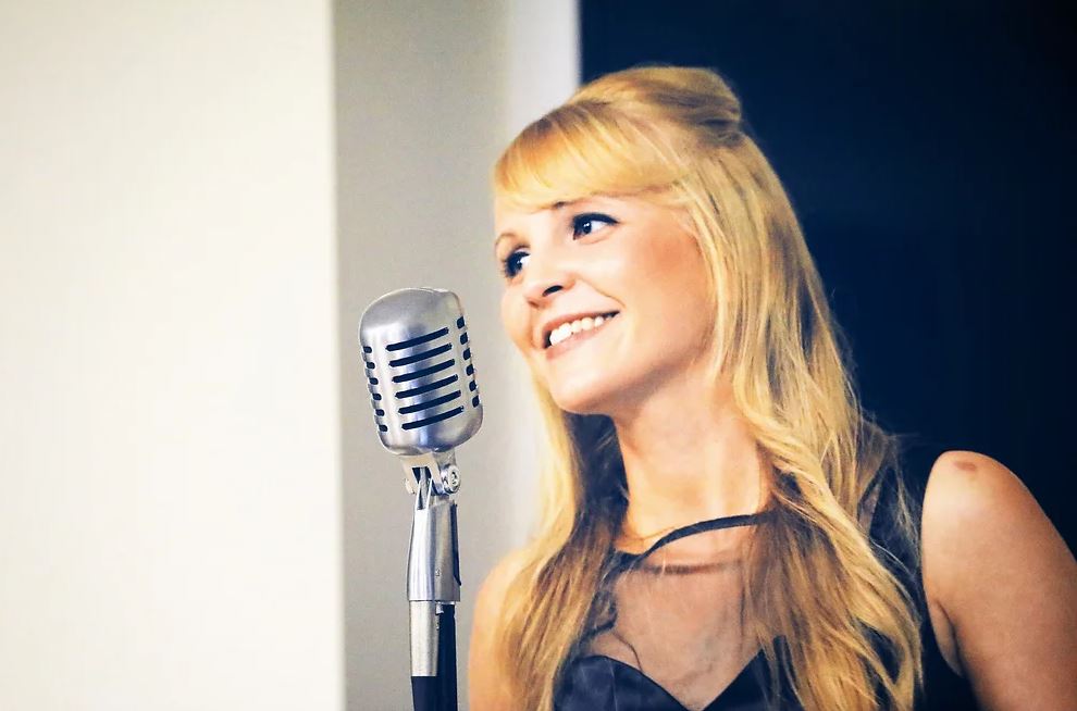 Vintage vocalist Holly Reynolds