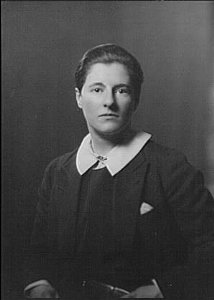 Black and white photograph of Joe Carstairs in 1928 or 1929, photographed by Arnold Genthe (image in public domain).