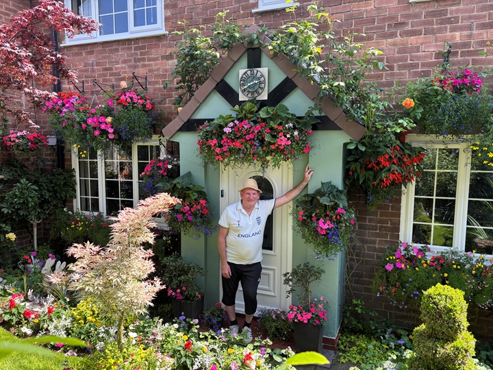 Kevin Bell, overall winner gold hanging baskets