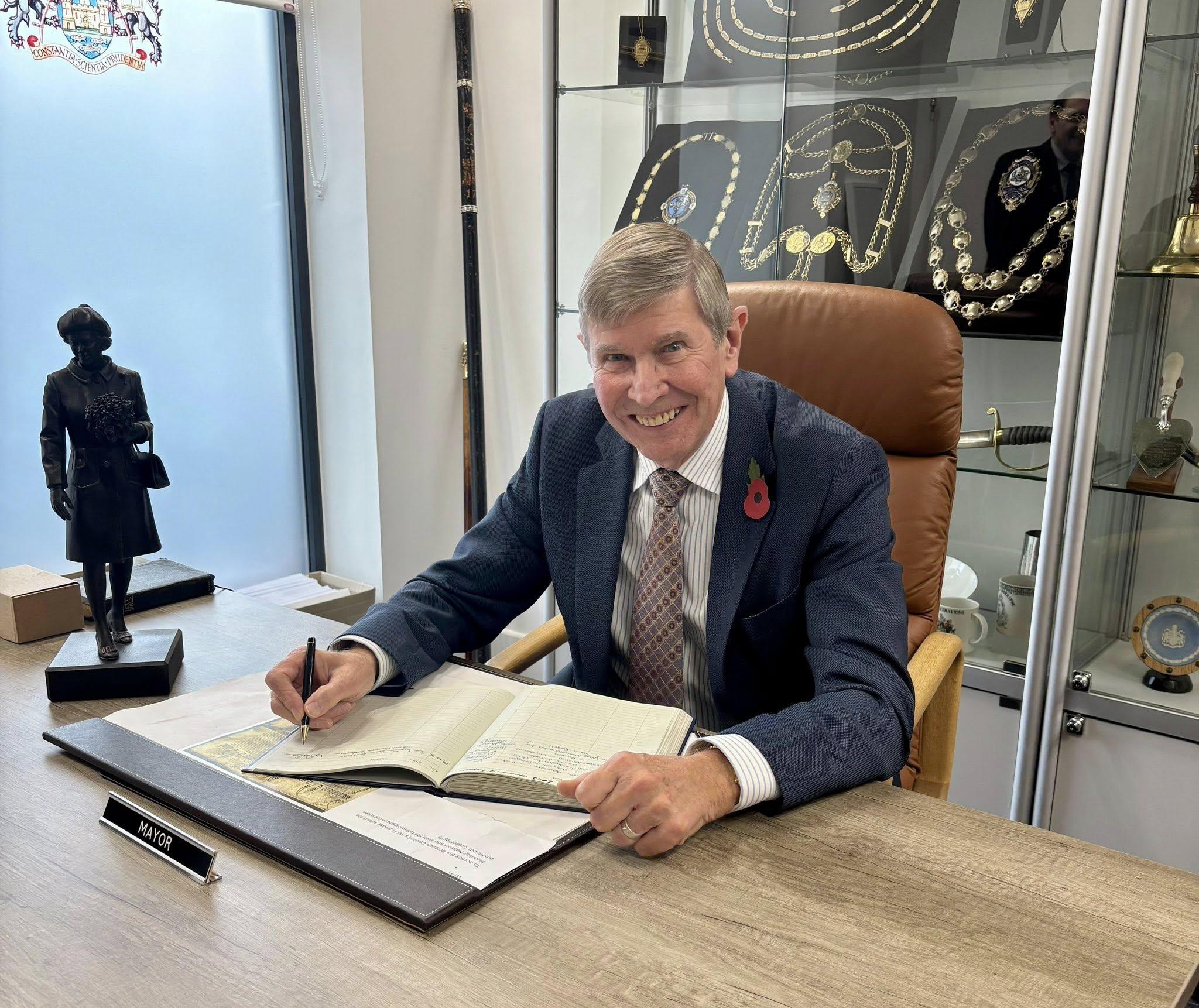 Sir Ian Dudson visited Castle House recently where Council Leader Simon Tagg and the Borough Mayor presented him with a replica of the Queen Elizabeth II statue he helped to unveil in Queens Gardens last year.