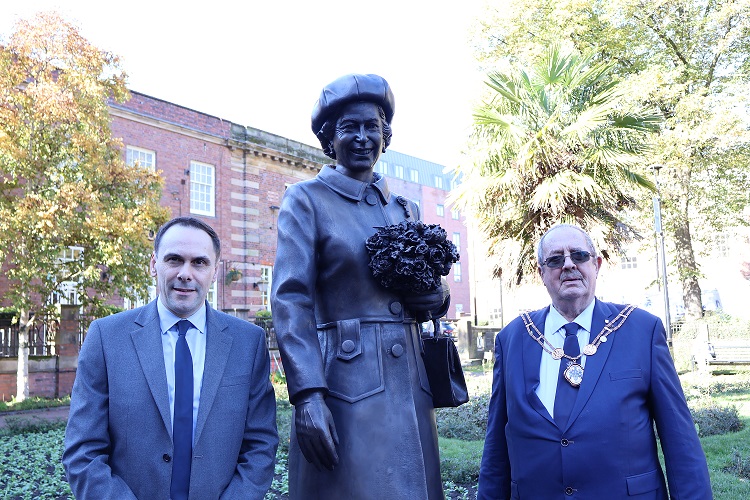 Simon tagg standing with Mayor Barry Panter