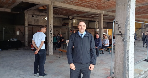 Image shows Council Ledaer Simon Tagg at a presentation held at Astley Place